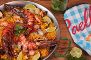 Paella mit Meeresfrüchten in Originalpaellapfanne. Zubereitet von Papa Corazón Catering, Rhein Main