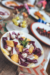 Orangen Radicchio Salat auf gedecktem Tisch
