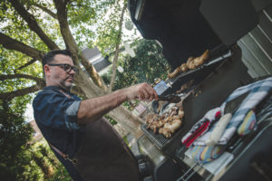 Koch grillt beim Grillevent