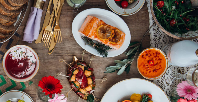 Feierlich gedeckter Tisch mit unterschiedlichen Gerichten - Catering Idee von Papa Corazón Catering