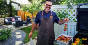 Koch von Papa Corazón Catering grillt auf Gartenparty in Eschborn