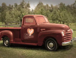Roter Oldtimer von Papa Corazon liefert Essen für ein Catering