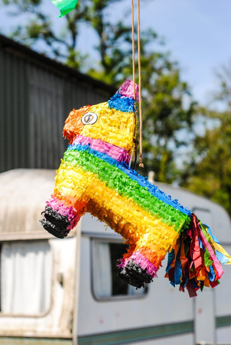 Bunte Pinata als Pferd
