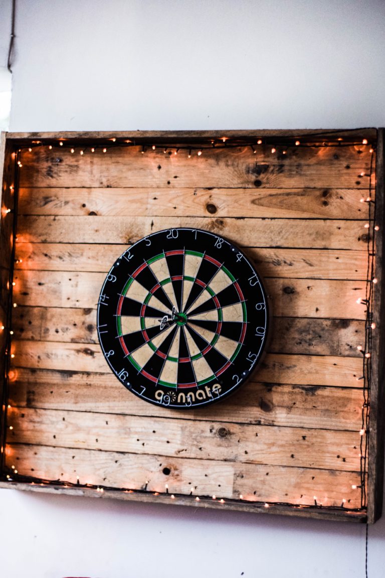 Dartsscheibe auf Holzbrett
