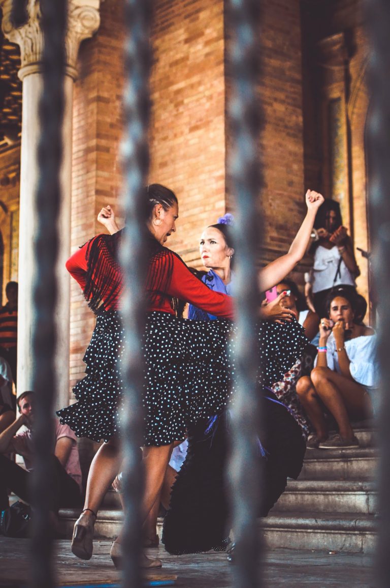 Zwei spanische Flamencotänzerinnen hinter Gittern sichtbar für spanisches Fest